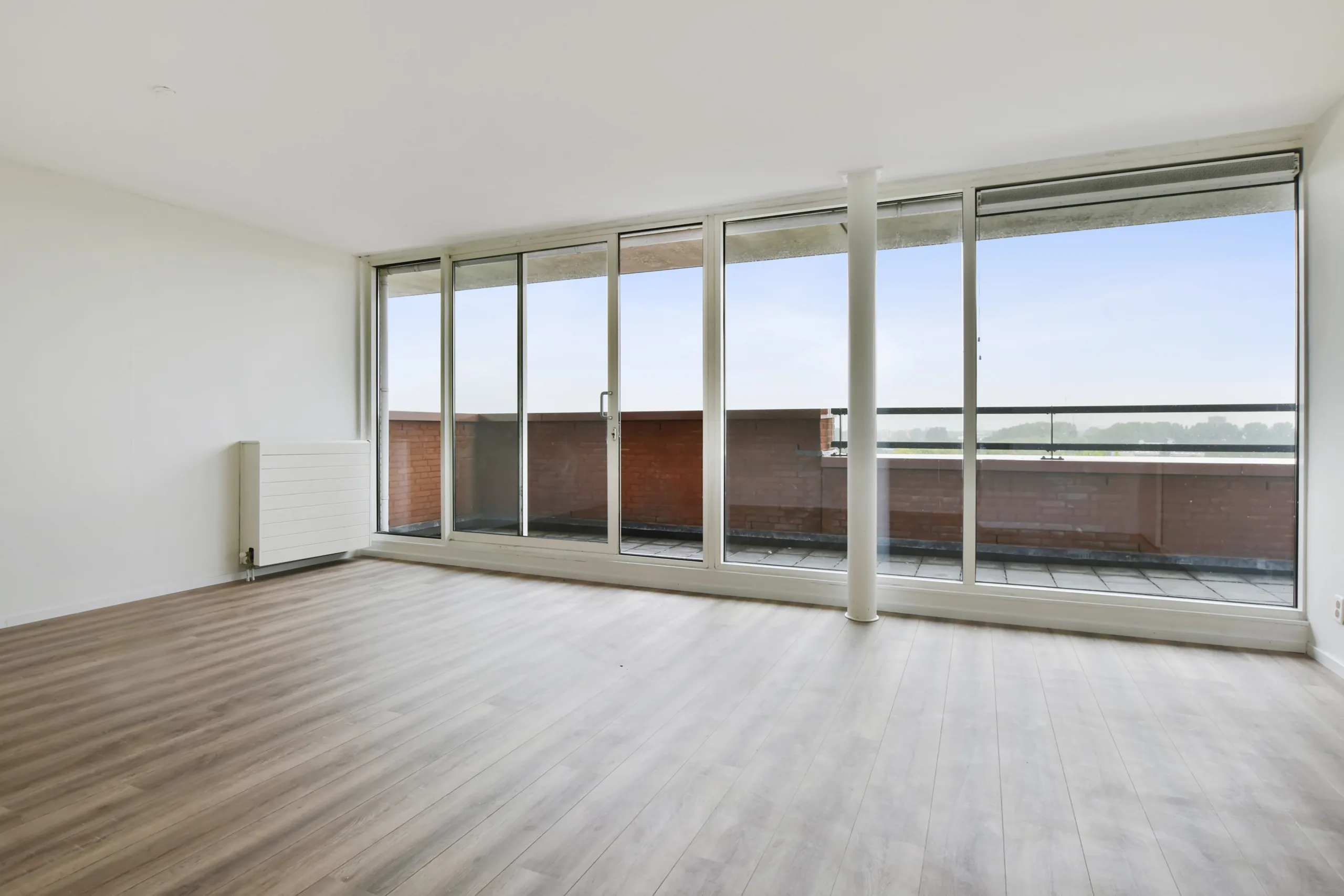 Bodenverlegung in Kiel: graue Vinylplanken bis zur bodentiefen Terrassenfront