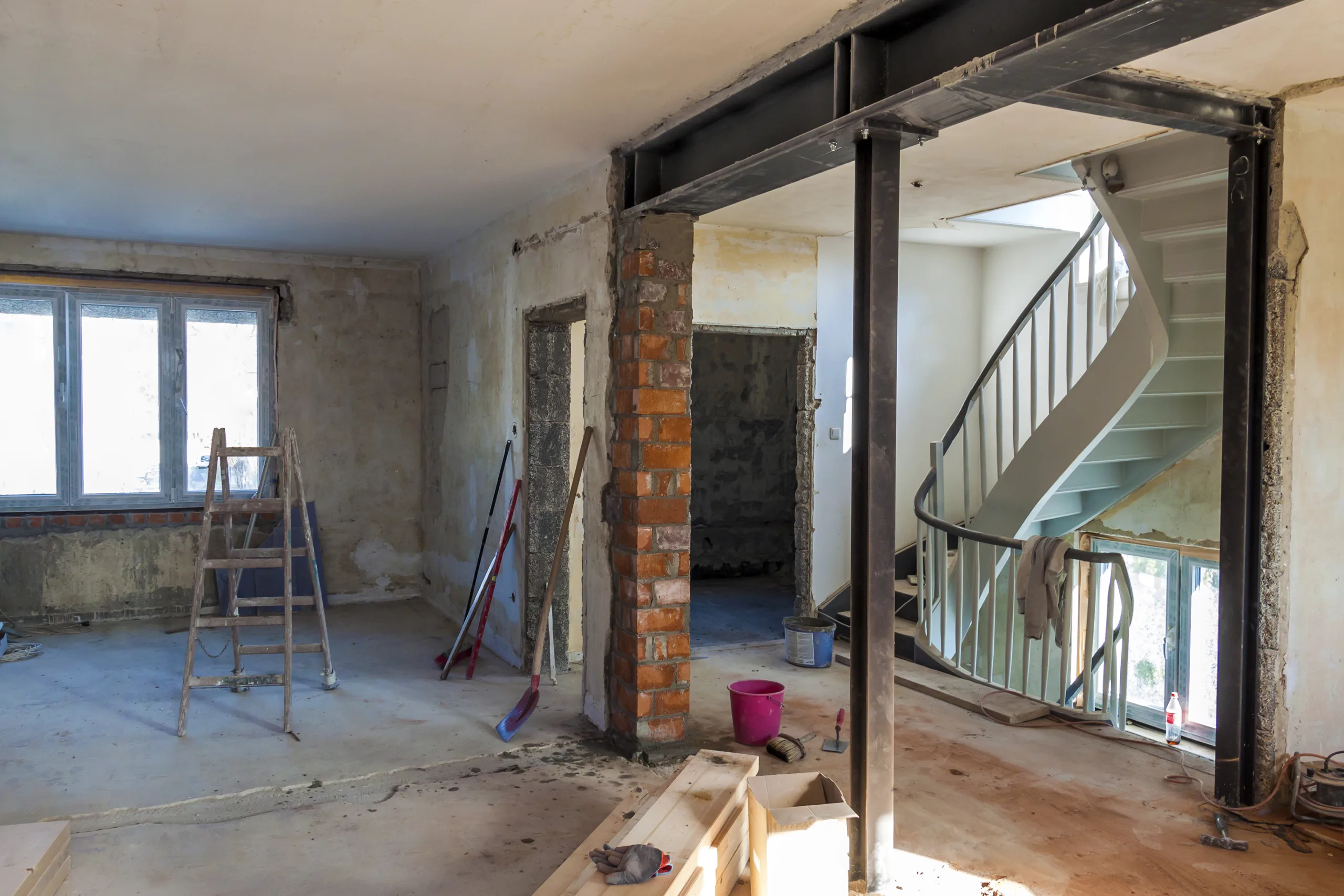 Sanierung in Kiel: entkernter Altbau mit Stahltr&auml;ger und freigelegter Treppe